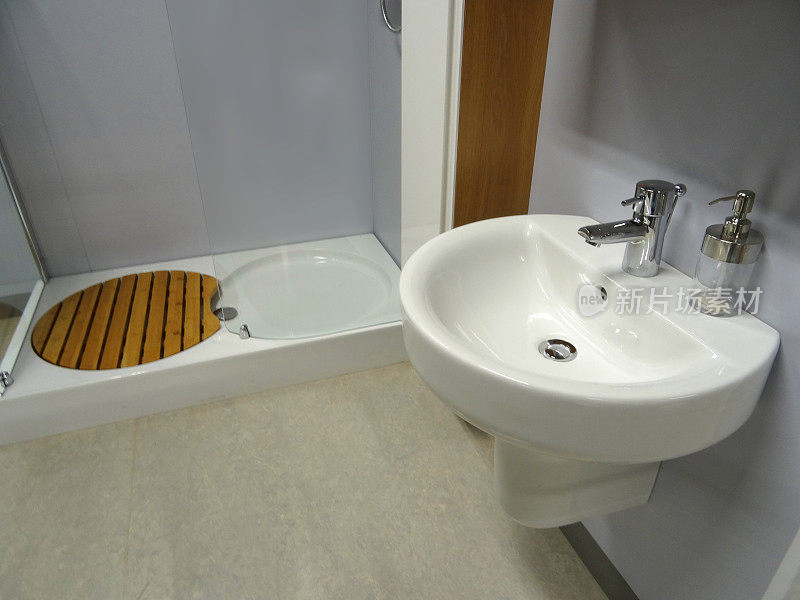 现代浴室的图像，白色壁挂水槽/盆，淋浴盘